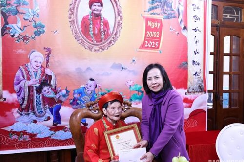 Lãnh đạo tỉnh thăm, chúc thọ người cao tuổi tròn 100 tuổi tại thành phố Lạng Sơn