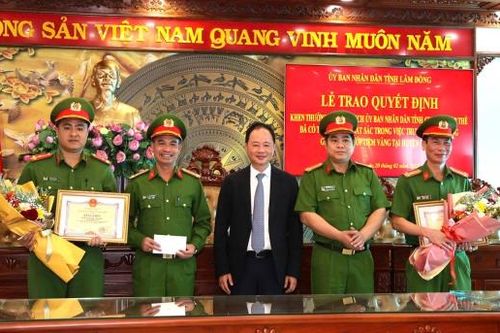 Chủ tịch UBND tỉnh Trần Hồng Thái khen thưởng 3 tập thể phá nhanh vụ án cướp tiệm vàng tại Di Linh