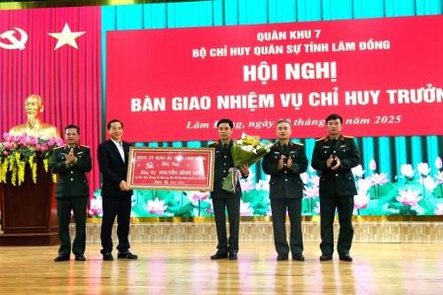 Bàn giao nhiệm vụ Chỉ huy trưởng Bộ Chỉ huy quân sự tỉnh