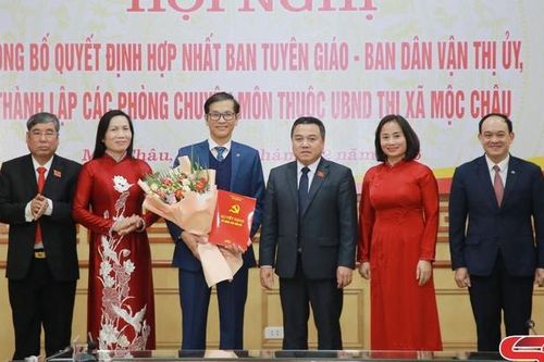 Mộc Châu công bố các quyết định sắp xếp tổ chức bộ máy các cơ quan, tổ chức đảng