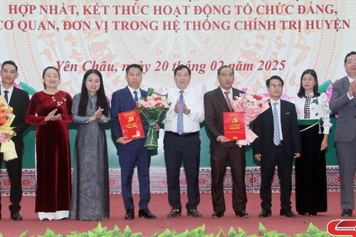 Yên Châu công bố các quyết định về sắp xếp tổ chức bộ máy cơ quan và tổ chức đảng