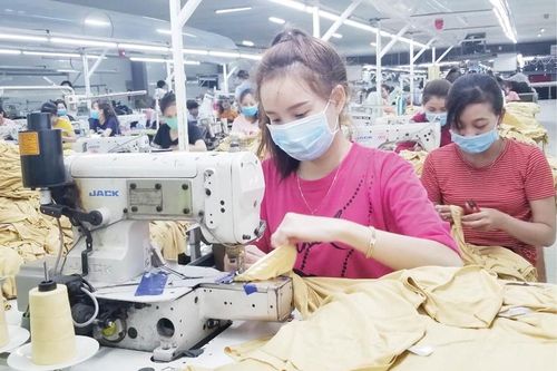 Ngành may mặc 'mỏi mắt' tuyển lao động