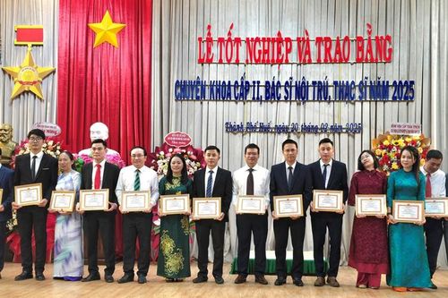 Trao bằng cho 345 bác sĩ chuyên khoa cấp II, thạc sĩ, bác sĩ nội trú
