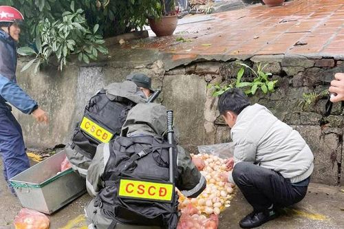 Cảnh sát cơ động Lạng Sơn giúp đỡ người dân gặp nạn