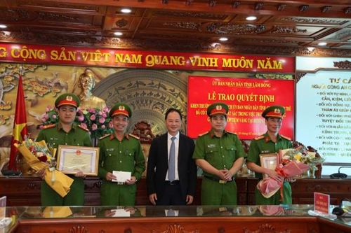 Chủ tịch tỉnh Lâm Đồng tặng Bằng khen lực lượng phá nhanh vụ cướp tiệm vàng