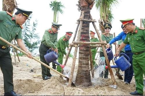 Công an Đà Nẵng hưởng ứng phong trào 'Tết trồng cây đời đời nhớ ơn Bác Hồ'