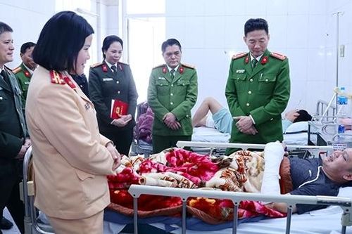Thăm hỏi, động viên Đại úy Công an bị thương khi đang làm nhiệm vụ