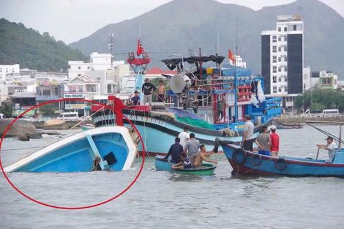 Nỗ lực tìm kiếm hai ngư dân mất tích ở cửa sông Cái, Nha Trang