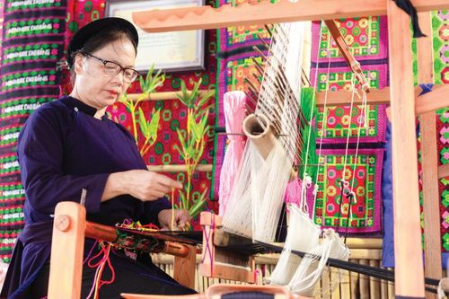 Bảo vệ và phát huy giá trị nghề dệt thổ cẩm truyền thống của người Tày