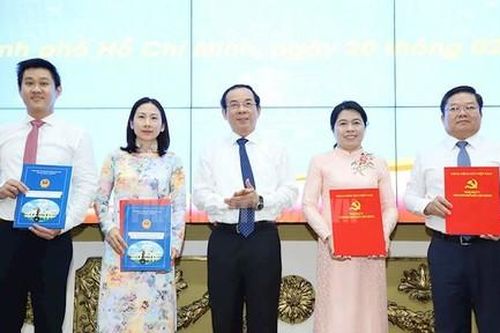 TPHCM trao quyết định công tác nhân sự nhiều cán bộ chủ chốt