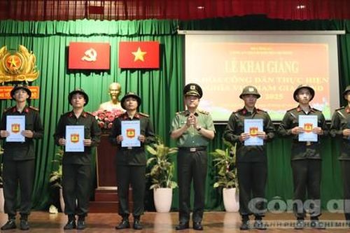 Trung tướng Lê Hồng Nam dự lễ khai giảng khóa huấn luyện hơn 800 chiến sĩ nghĩa vụ năm 2025