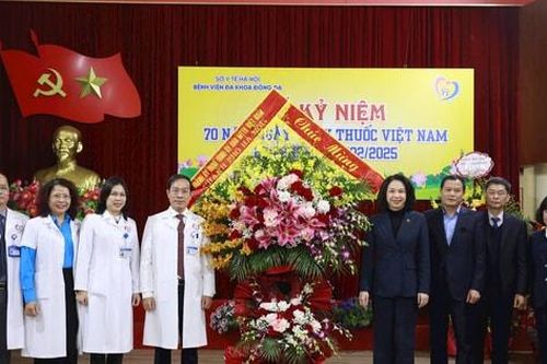 Các y bác sĩ tận tâm chăm sóc người bệnh là điều rất đáng tự hào và cần được tôn vinh
