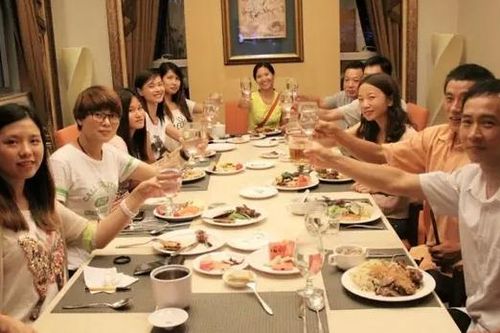 Đi họp lớp về, người bạn nghèo bất ngờ được tặng 76 triệu: Người chuyển khoản lại không xuất hiện trong bữa tiệc
