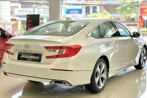 Giá lăn bánh Honda Accord mới nhất siêu rẻ, giảm tới 250 triệu đồng, Toyota Camry, Mazda 6 lo không so kịp doanh số