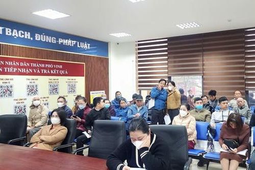 Giáo viên xếp hàng đăng ký kinh doanh dạy thêm