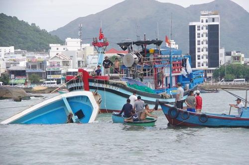 Tàu cá Tấn Tèo chìm trên biển Nha Trang, còn một ngư dân mất tích
