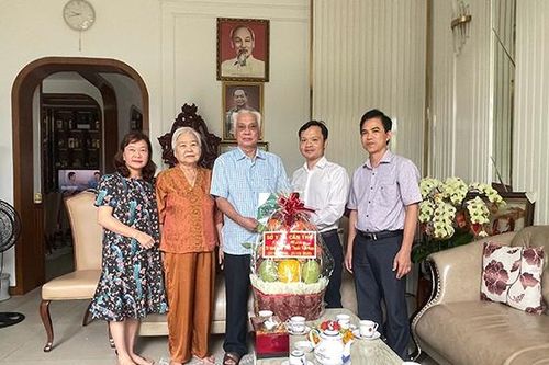 Kỷ niệm 70 năm Ngày Thầy thuốc Việt Nam: Sở Y tế Cần Thơ đến thăm và chúc mừng cán bộ lão thành ngành Y tế