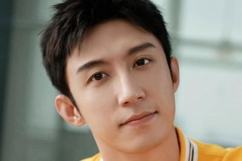 Bức ảnh chụp Hoàng Cảnh Du tại Việt Nam leo lên Top 1 bảng tìm kiếm Weibo
