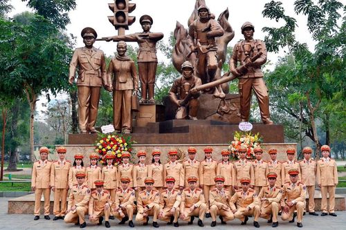 Tri ân các anh hùng liệt sỹ tại tượng đài 'Công an nhân dân vì dân phục vụ'
