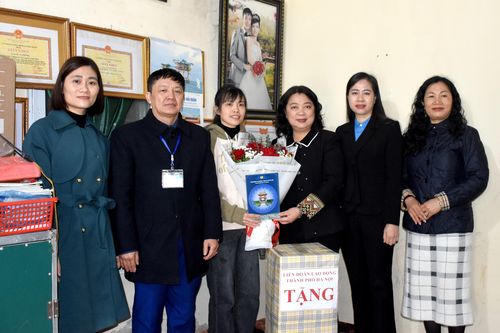 Hà Nội: Tặng quà 1.000 nữ đoàn viên có hoàn cảnh khó khăn dịp 8/3