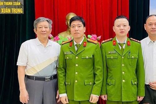 Tiếng chuông cửa lúc nửa đêm và niềm xúc động vỡ òa