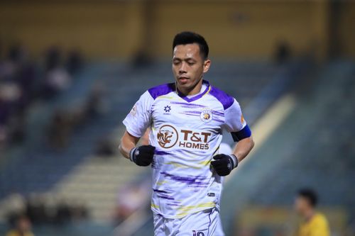 Văn Quyết nhường penalty cho ngoại binh
