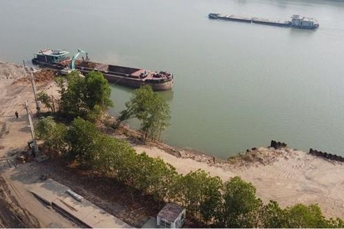 Kiểm tra thông tin các bãi chứa, trung chuyển vật liệu xây dựng tại Gia Lâm