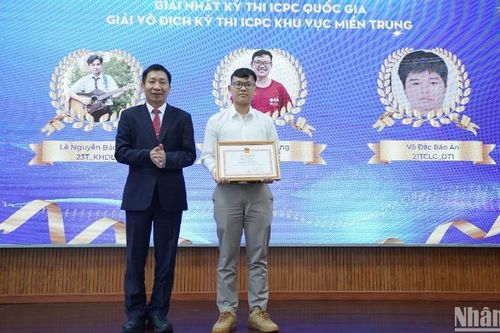 Vinh danh sinh viên đạt thành tích xuất sắc trong học tập, nghiên cứu khoa học năm 2024