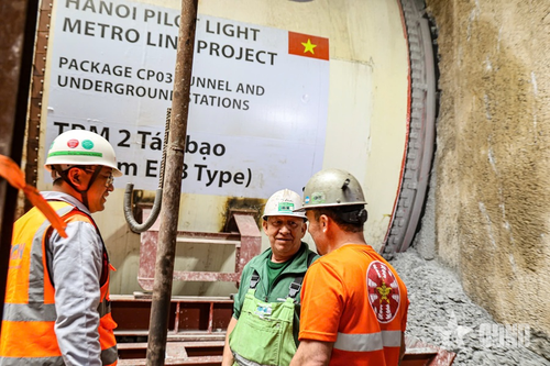Tăng tốc bằng máy đào 'Táo bạo'