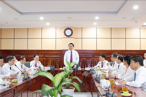 Đồng chí Nguyễn Trọng Nghĩa thăm, chúc mừng 70 năm Ngày Thầy thuốc Việt Nam