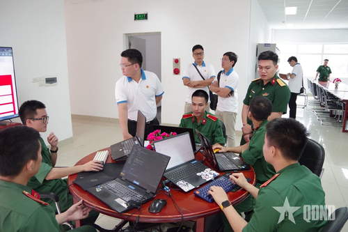 Lớp cao cấp lý luận chính trị (Học viện Chính trị khu vực II) học tập thực tế tại Trường Sĩ quan Thông tin