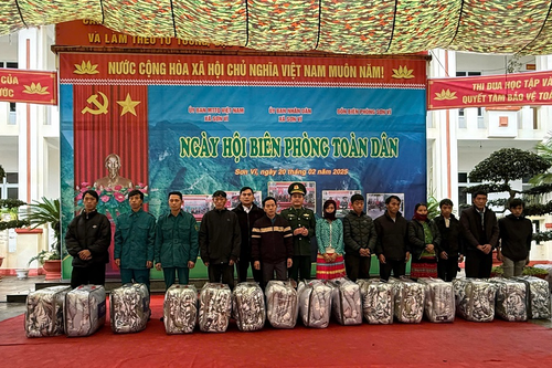 Rộn ràng 'Ngày hội Biên phòng toàn dân' ở xã biên giới Sơn Vĩ