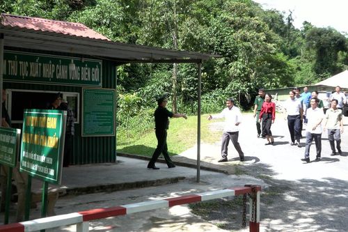 Thông thương hai cửa khẩu phụ với nước bạn Lào