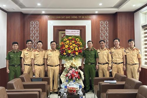 Lãnh đạo Công an thành phố thăm, chúc mừng lực lượng Cảnh sát giao thông nhân ngày truyền thống