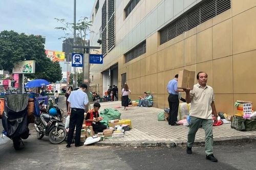 Chợ tự phát lấn chiếm vỉa hè