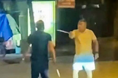 Hai người đàn ông cầm hung khí dọa chém nhau giữa đường ở TP Thủ Đức