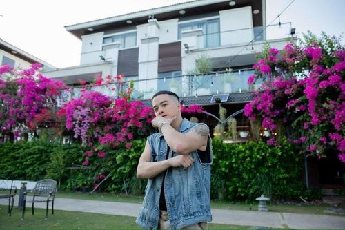 Sân vườn 'trăm hoa đua nở' trong biệt thự của Cao Thái Sơn