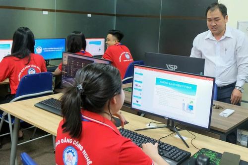 Thương mại điện tử: 'Săn' người giỏi từ nhà trường