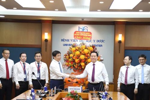 Trưởng Ban Tuyên giáo và Dân vận Trung ương chúc mừng Trường ĐH Y Dược TPHCM