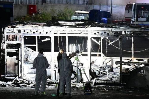 Ba xe buýt phát nổ ở Tel Aviv sau khi Hamas trả thi thể con tin, Israel nói sẽ truy quét 'khủng bố'