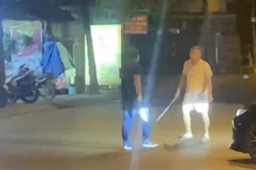 Xác minh vụ việc 2 tài xế dừng ô tô giữa đường, tay cầm hung khí ở TP Thủ Đức