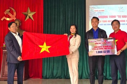 Báo Người Lao Động trao 1.000 là cờ từ Chương trình 'Tự hào cờ Tổ quốc' đến huyện Lạc Dương