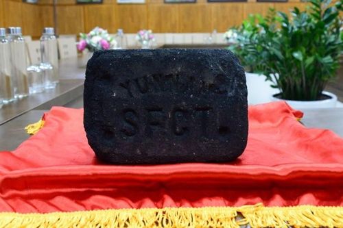 Bảo tàng Quảng Ninh tiếp nhận hai viên than luyện từ năm 1988