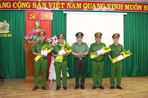Thưởng nóng các tập thể điều tra, khám phá nhanh vụ 'Giết người, cướp tài sản' tại huyện Chợ Mới
