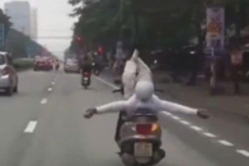 Công an xác minh danh tính tài xế buông 2 tay nằm ngửa trên yên xe máy