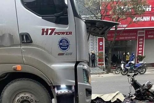 Xe máy lao thẳng vào đầu ô tô, 2 nam sinh thương vong