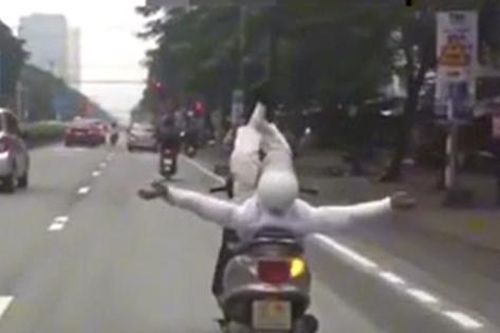 Người đàn ông đi xe máy 'làm xiếc' trên đường phố