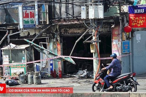 Cháy quán lẩu rồi lan sang tiệm thuốc tây ở TP.HCM