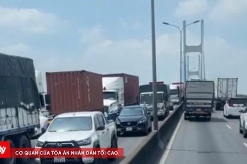5 xe tông nhau trên cầu Phú Mỹ, giao thông ùn ứ