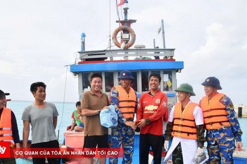 Đảo Sơn Ca hỗ trợ tàu cá bị hỏng máy tại quần đảo Trường Sa